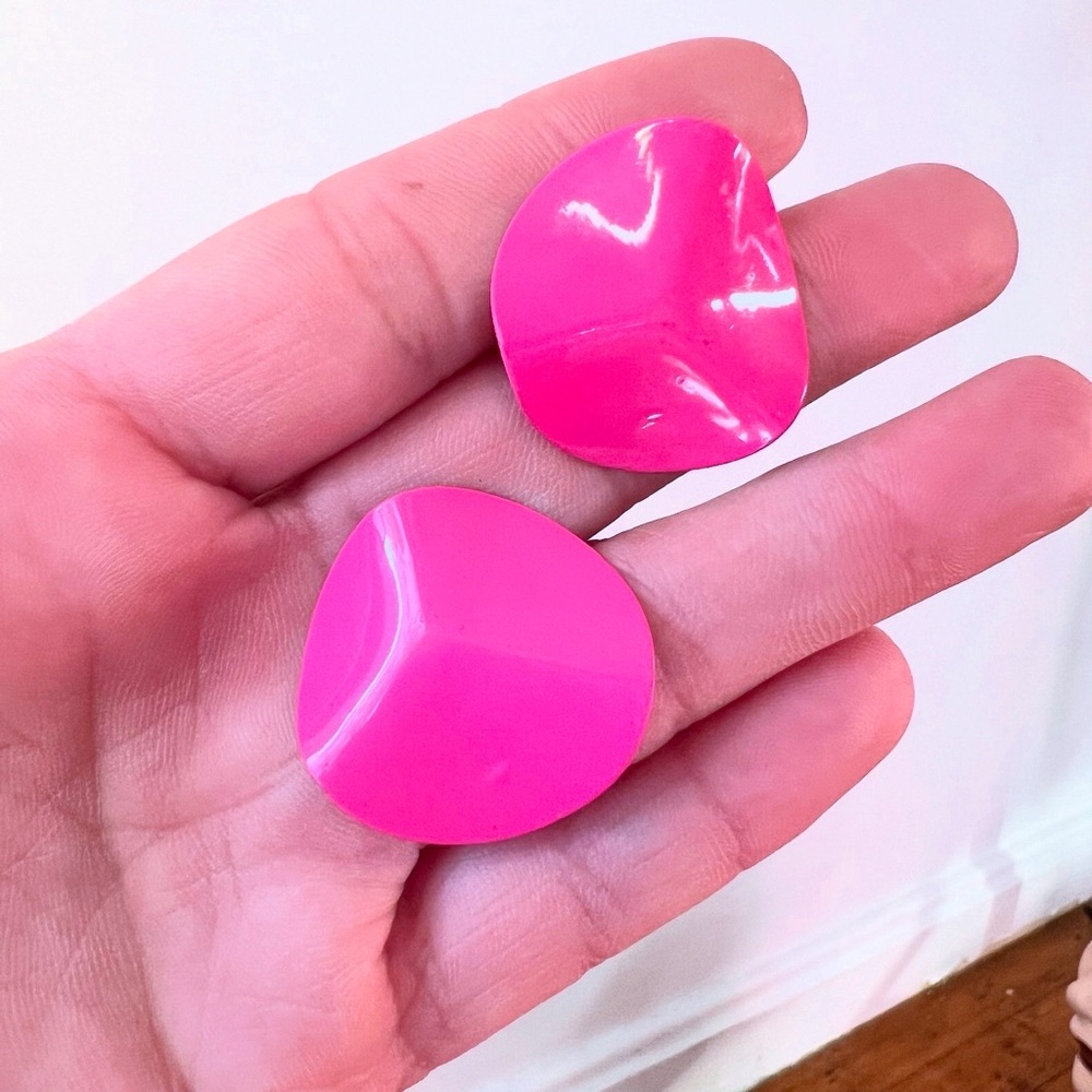 HOT PINK 1980’s 80s Vintage Tri-Wave Metal Circle Enamel Painted Clip Earrings